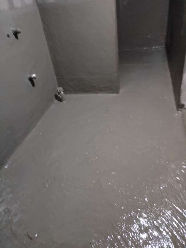 再买房绝对不找熟人装修!防水做完直接贴砖现卫生间一塌糊涂!(图1)