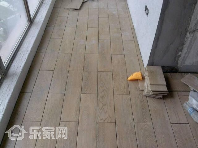 瓦工铺贴瓷砖(图1)